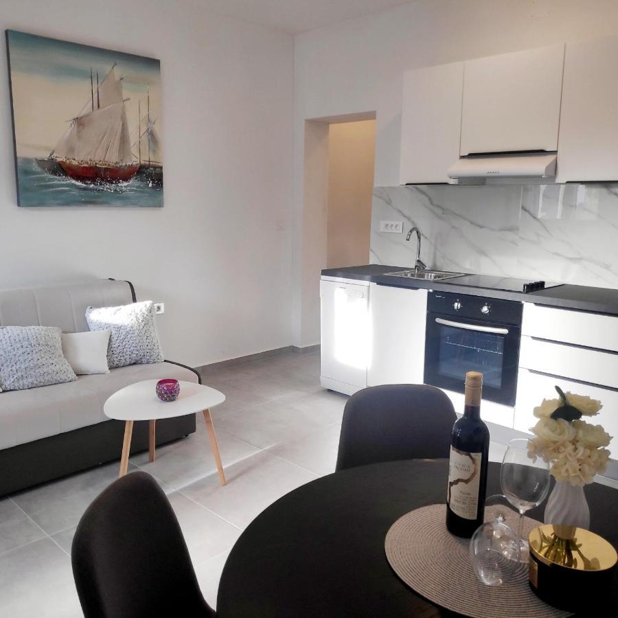 Sea Star Apartments Pjescana Uvala Eksteriør billede