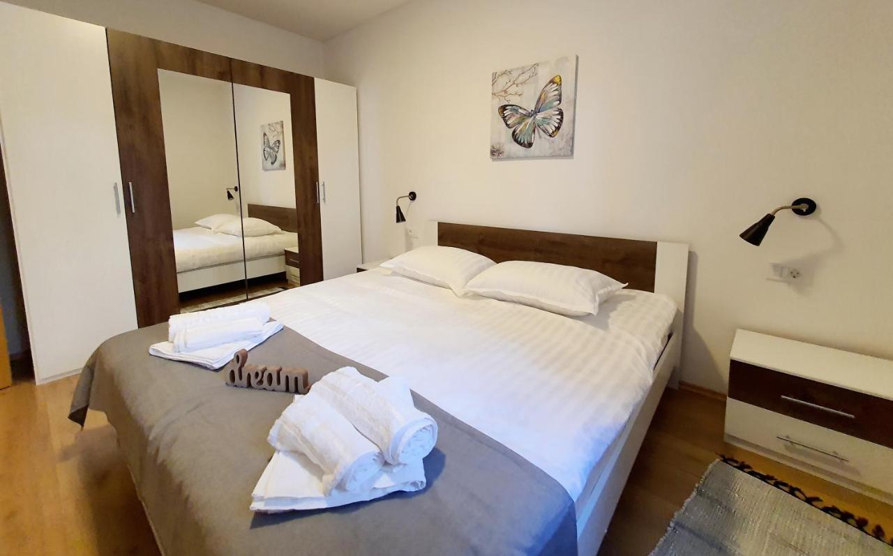 Sea Star Apartments Pjescana Uvala Eksteriør billede