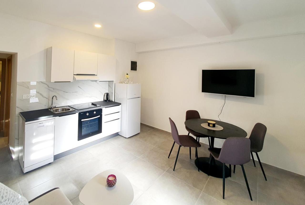 Sea Star Apartments Pjescana Uvala Eksteriør billede